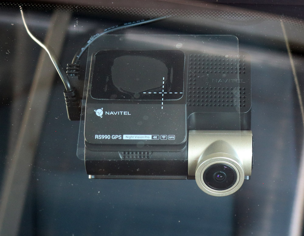ak-navitel-rs990-zvenku